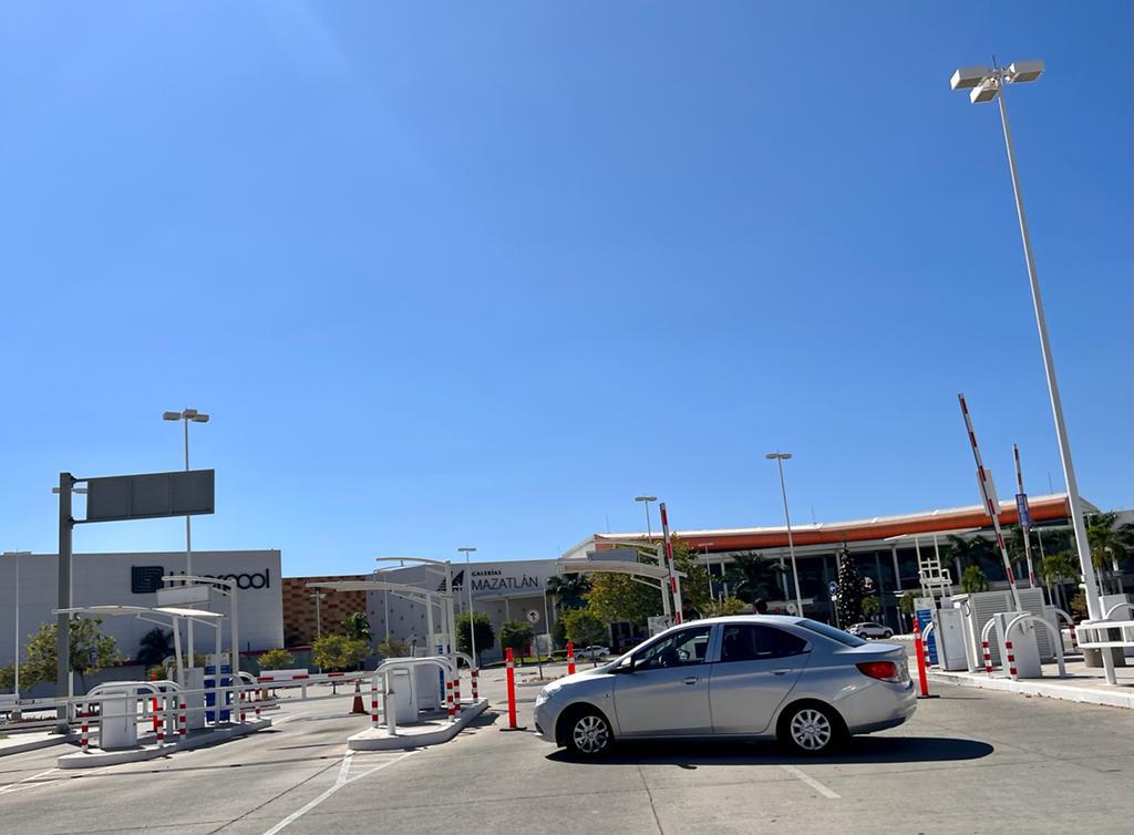 $!Se mantiene cerrada Galerías Mazatlán; evalúan daños y pérdida de mercancía