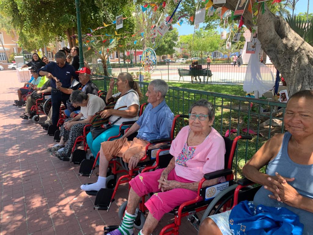 $!Beneficiarios de diferentes colonias vulnerables del puerto e integrantes de asociaciones se mostraron felices con sus nuevas sillas de ruedas.