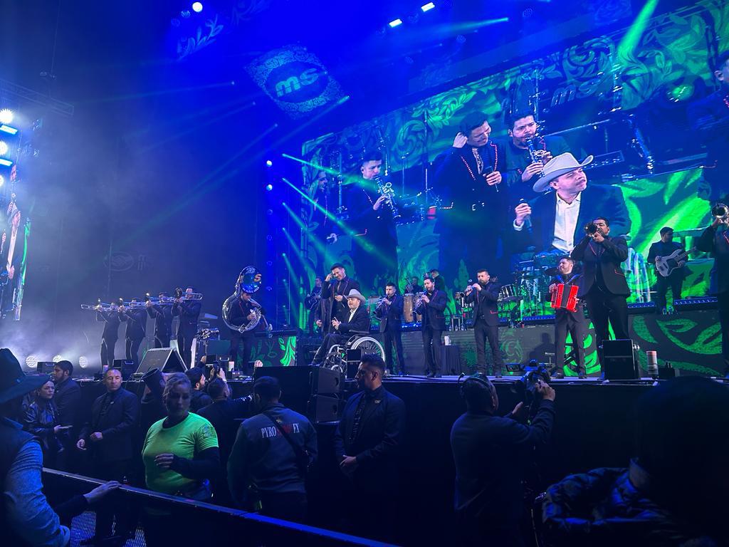 $!Joel Elizande, quien forma parte de la familia Lizos Music, subió al escenario de la Arena de la Ciudad de México para cantar dos canciones con la banda.