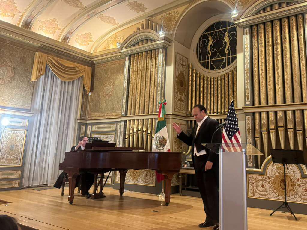 $!José Manuel Chu sumó su apoyo a mujeres latinas con cáncer.