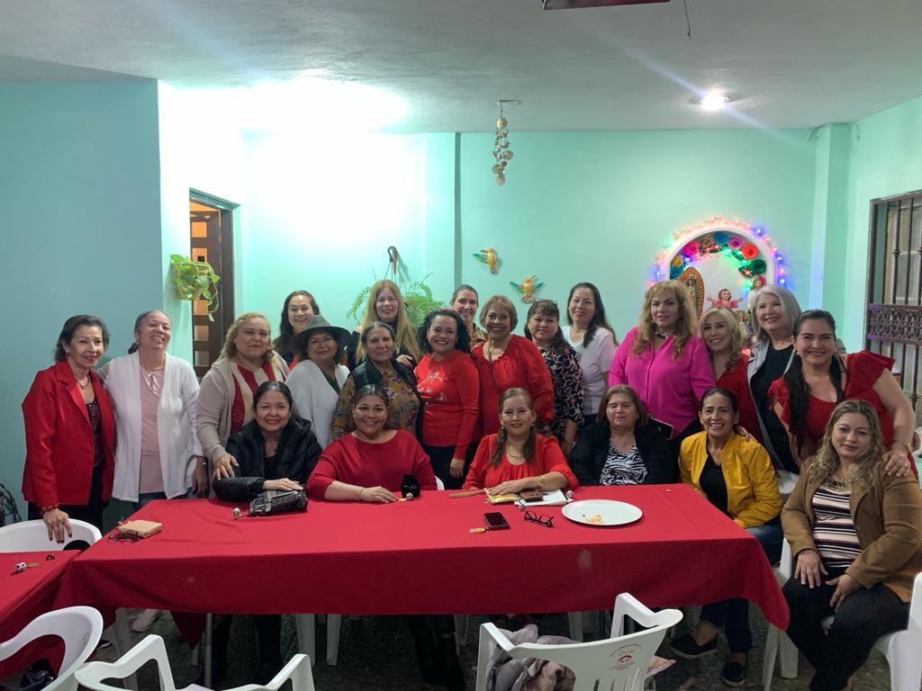 $!La festejada entre sus amigas.