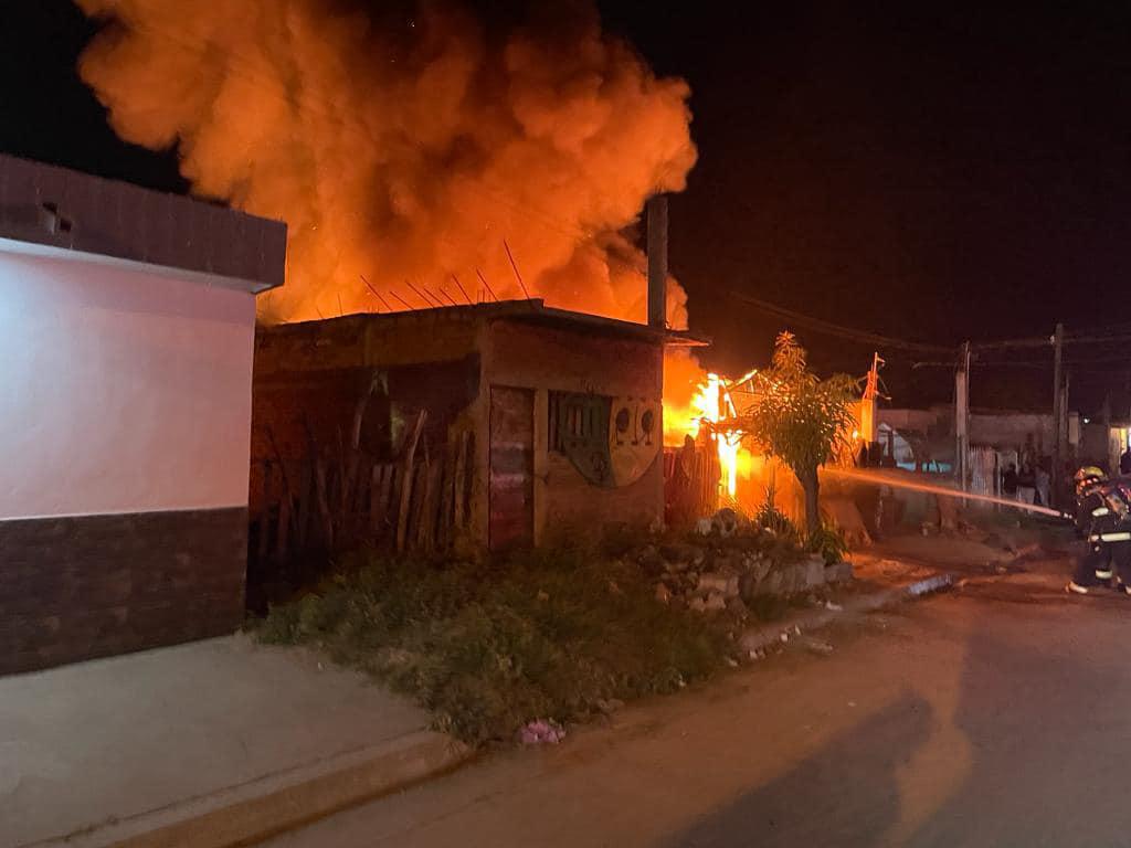$!Incendio en una vivienda de lámina en Valles del Ejido.