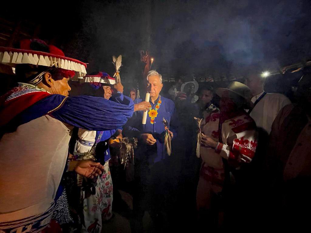 $!Autoridades wixárikas entregan propuesta de decreto a AMLO; reconocen 4 de sus pueblos como lugares sagrados