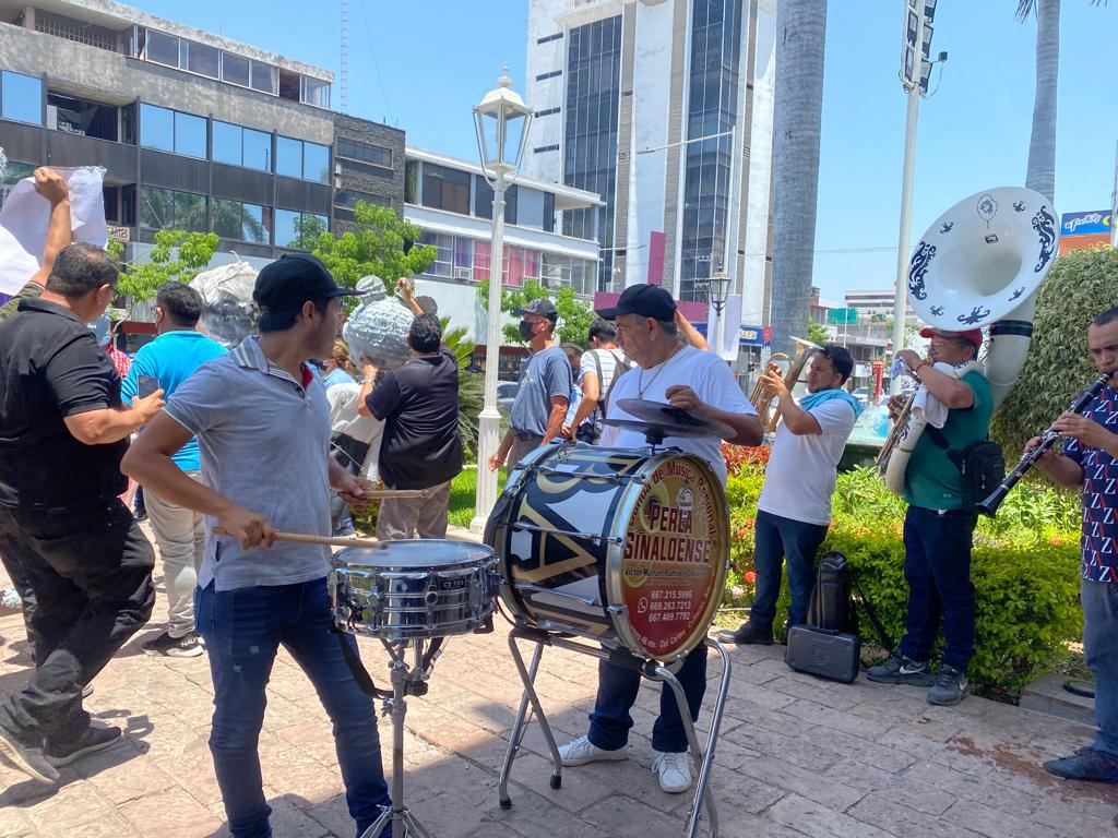 $!Con banda, ciudadanos festejan la salida de Estrada Ferreiro de la Presidencia Municipal de Culiacán