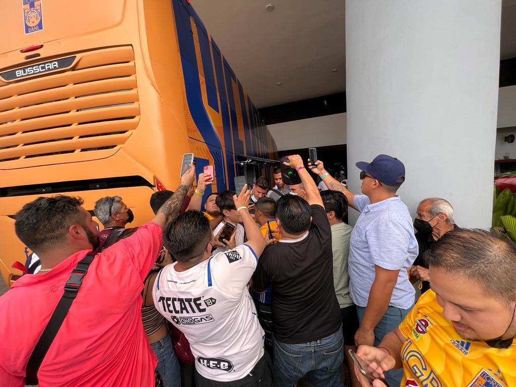 $!Gignac, Thauvin y Nahuel atienden a los aficionados de Tigres a su llegada a Mazatlán