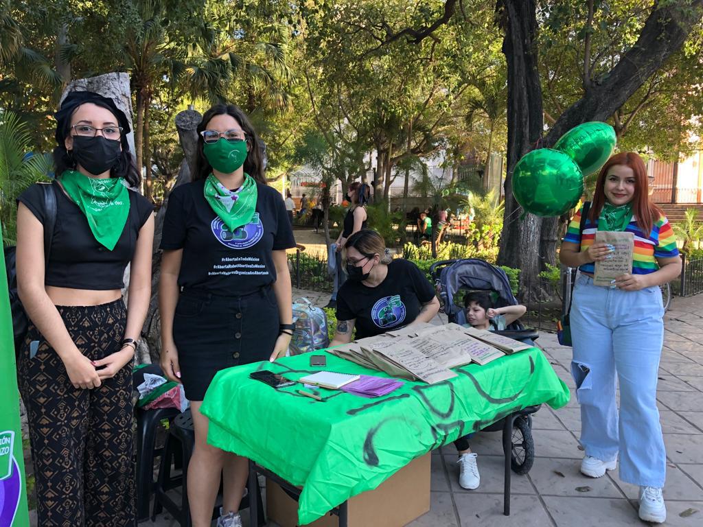 $!En Culiacán, colectivos feministas entregan kits informativos sobre el aborto seguro