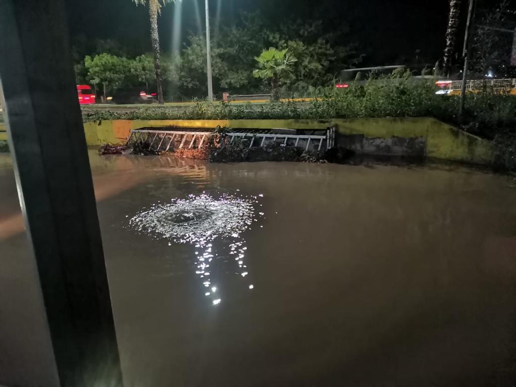 $!Lluvia deja seis carros varados, postes y árboles caídos en Culiacán