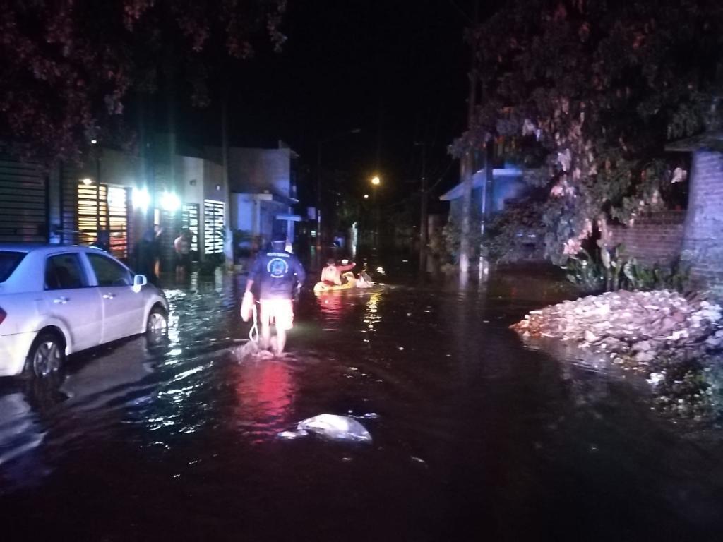 $!Por lluvias, rescatan a 81 personas en 20 colonias de Mazatlán; zona norte, la más afectada