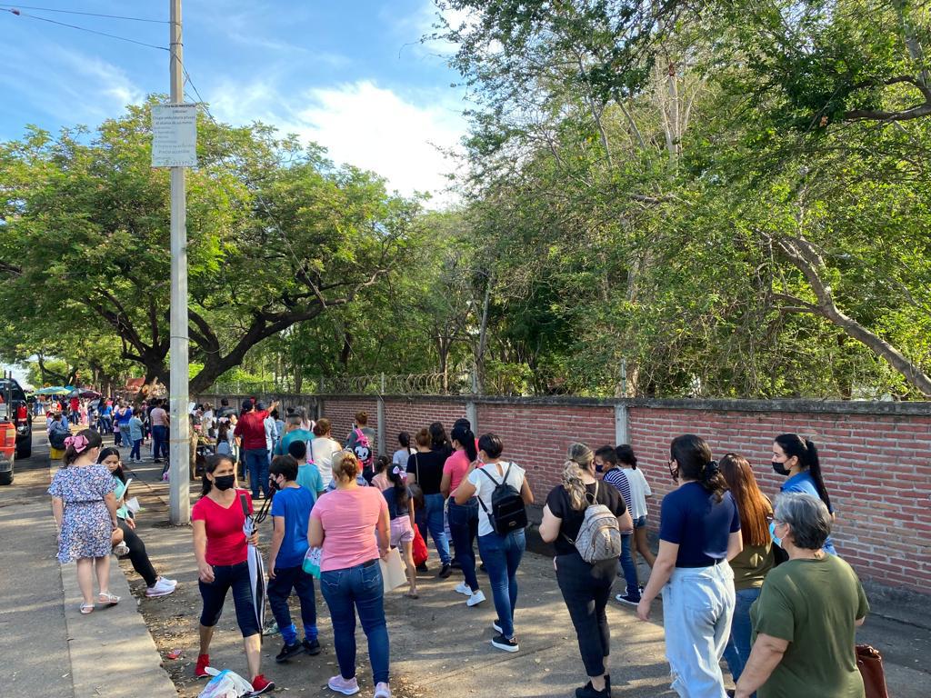 $!En medio de quejas y una larga fila, transcurre primer día de vacunación contra Covid a niños en Culiacán