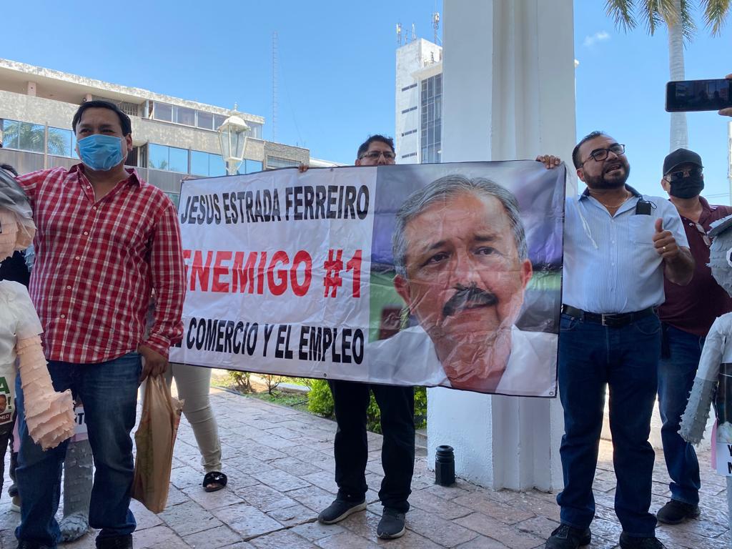 $!Con banda, ciudadanos festejan la salida de Estrada Ferreiro de la Presidencia Municipal de Culiacán