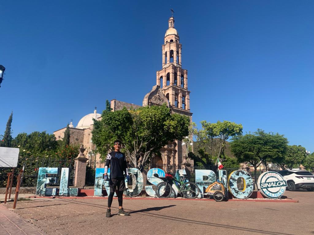 $!Osmid se aventura y atraviesa el País en bicicleta para llegar a Cancún