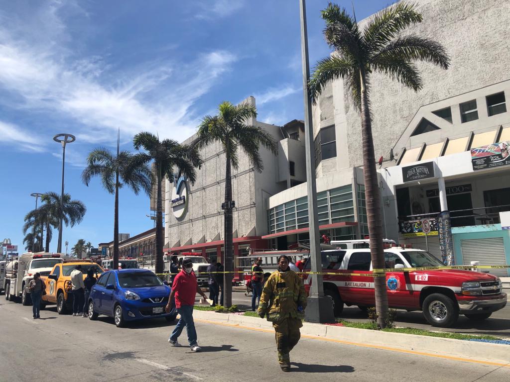 $!Se incendia Cinemas Gaviotas de Mazatlán; colapsa tráfico en la Zona Dorada