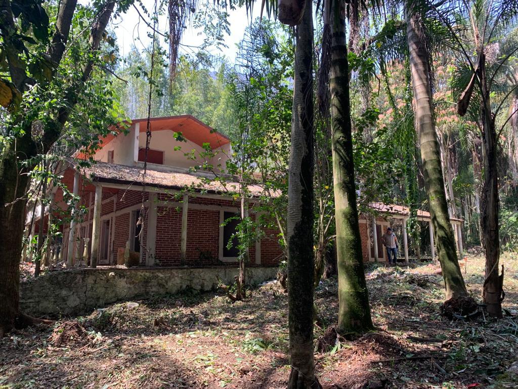 $!Vista de la fachada del caserón que Los Zetas utilizaban como cementerio clandestino.