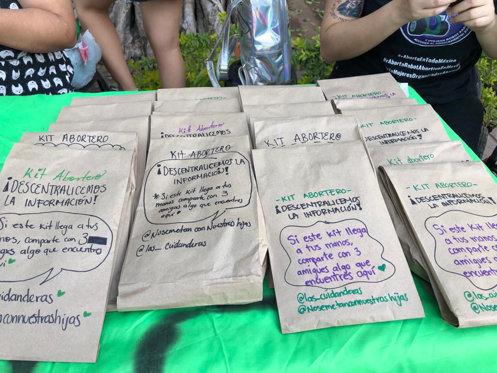$!En Culiacán, colectivos feministas entregan kits informativos sobre el aborto seguro