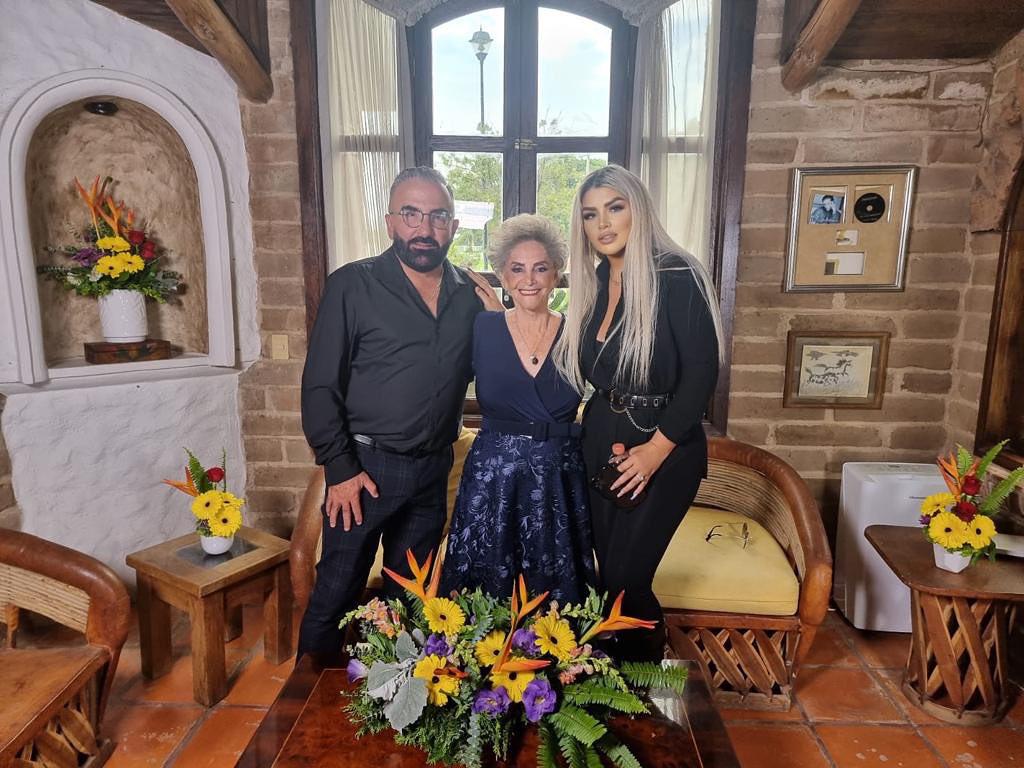 $!Vicente Fernández Jr. se suma a las felicitaciones de su mamá.