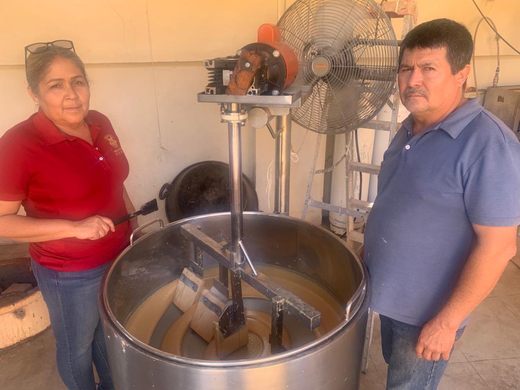 $!Luvia Zulema y su esposo elaboran los dulces artesanales en El Quelite.