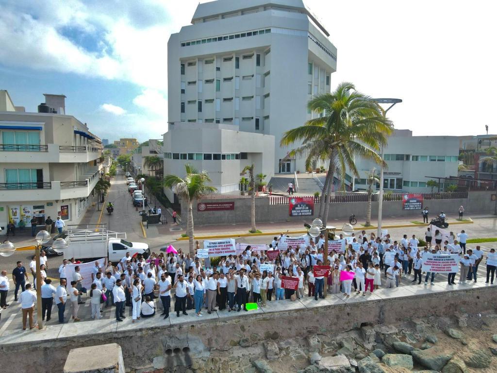 $!Protestan trabajadores del PJF en Mazatlán por reducción al presupuesto y a fideicomisos