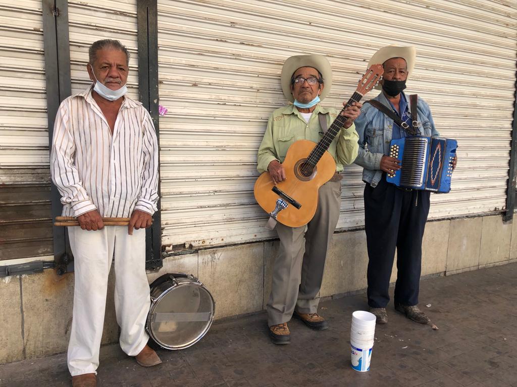 $!‘Los tres amigos’ se ganan la vida cantando en las calles de Culiacán