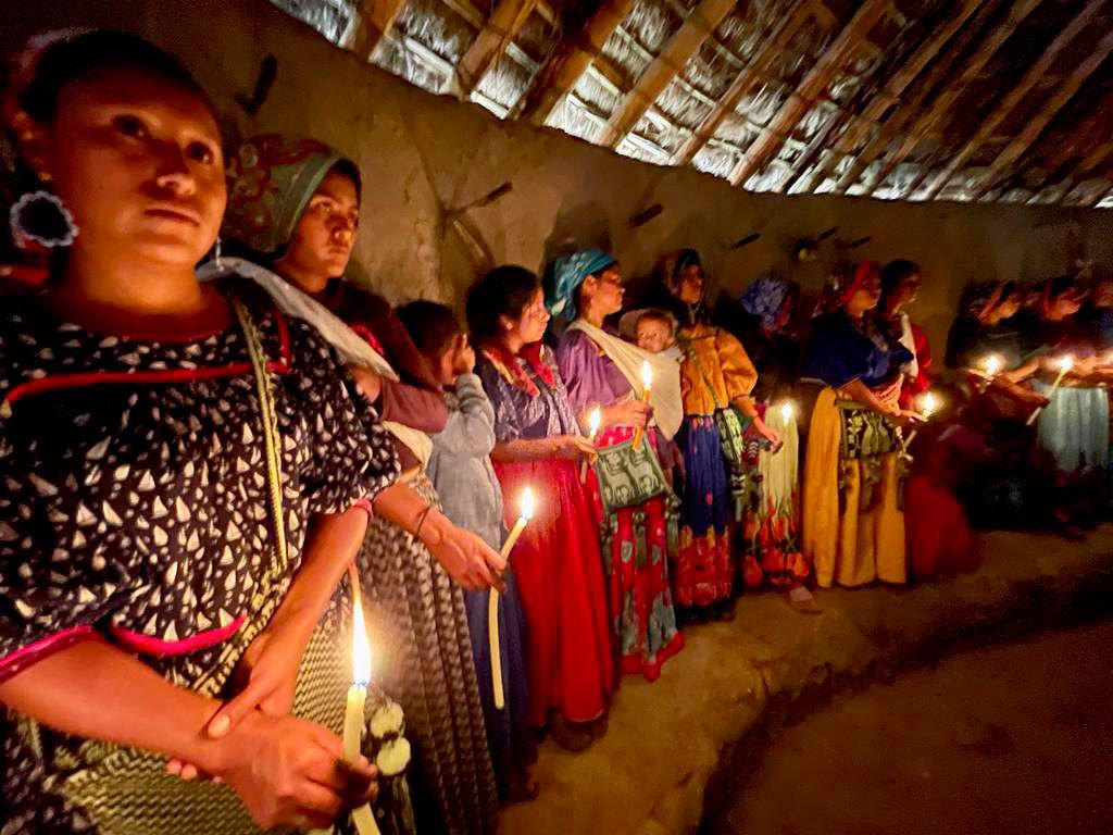 $!Autoridades wixárikas entregan propuesta de decreto a AMLO; reconocen 4 de sus pueblos como lugares sagrados