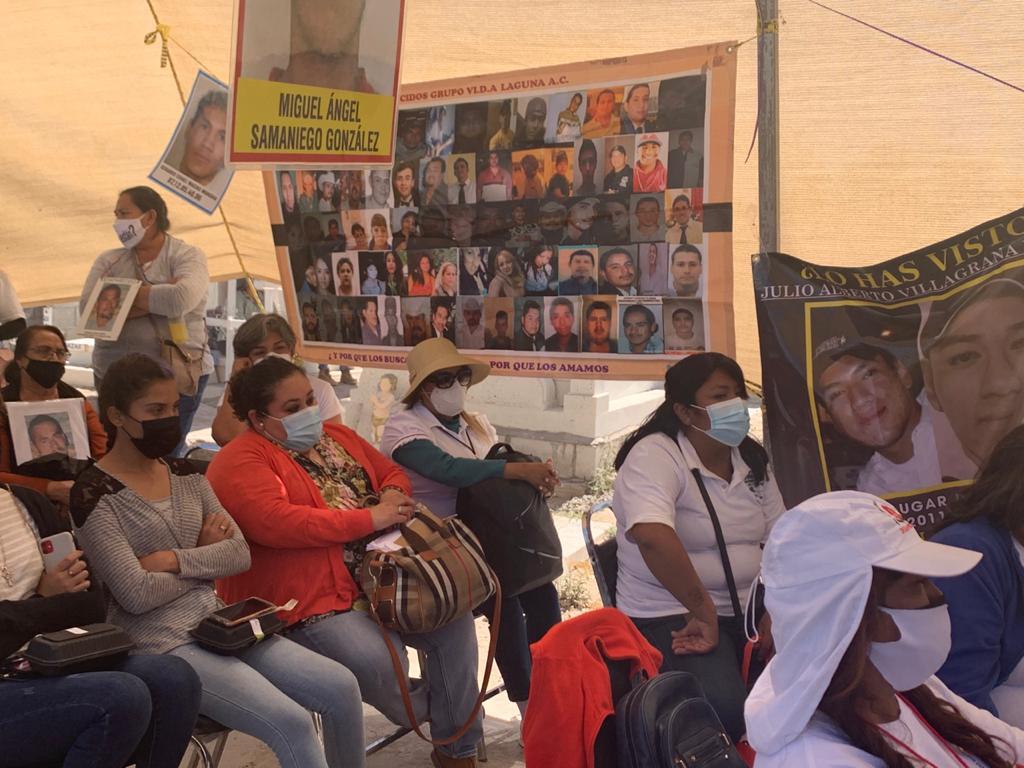 $!Bajo las carpas, las familias de diversos colectivos miraron los trabajos de exhumación con la esperanza y miedo de que allí estén sus seres queridos desaparecidos. Foto: Cortesía colectivo Voz que Clama Justicia
