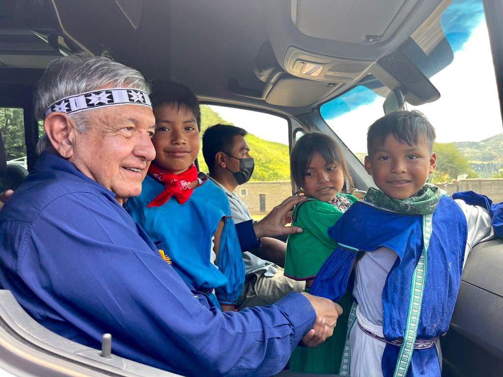 $!Autoridades wixárikas entregan propuesta de decreto a AMLO; reconocen 4 de sus pueblos como lugares sagrados