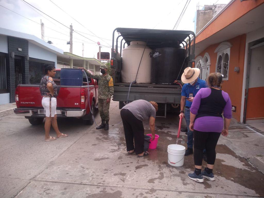 $!Ejército sigue llevando agua a colonias afectadas por la escasez en Mazatlán