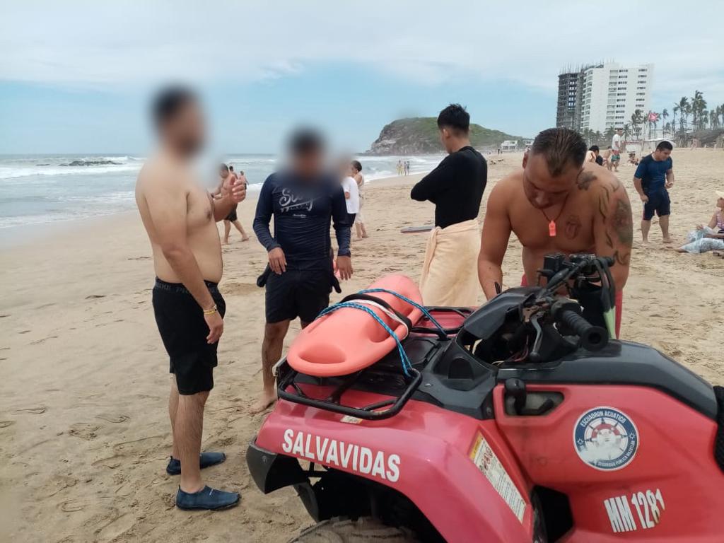 $!Salvavidas de Mazatlán rescatan a turistas en Cerritos