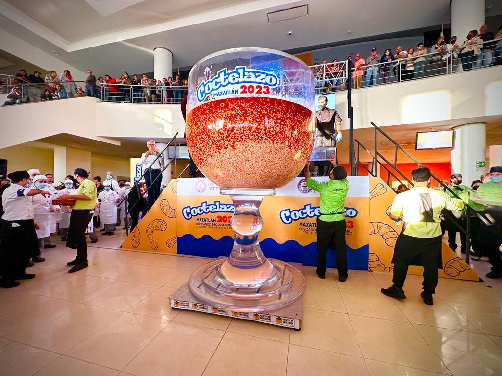 $!Mazatlán consigue el Récord Guinness del cóctel de camarón más grande del mundo