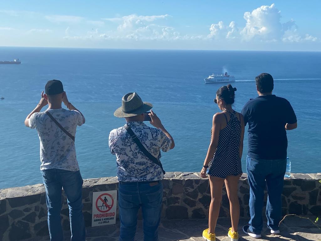 $!Decenas de turistas toman el Faro de Mazatlán como su destino turístico