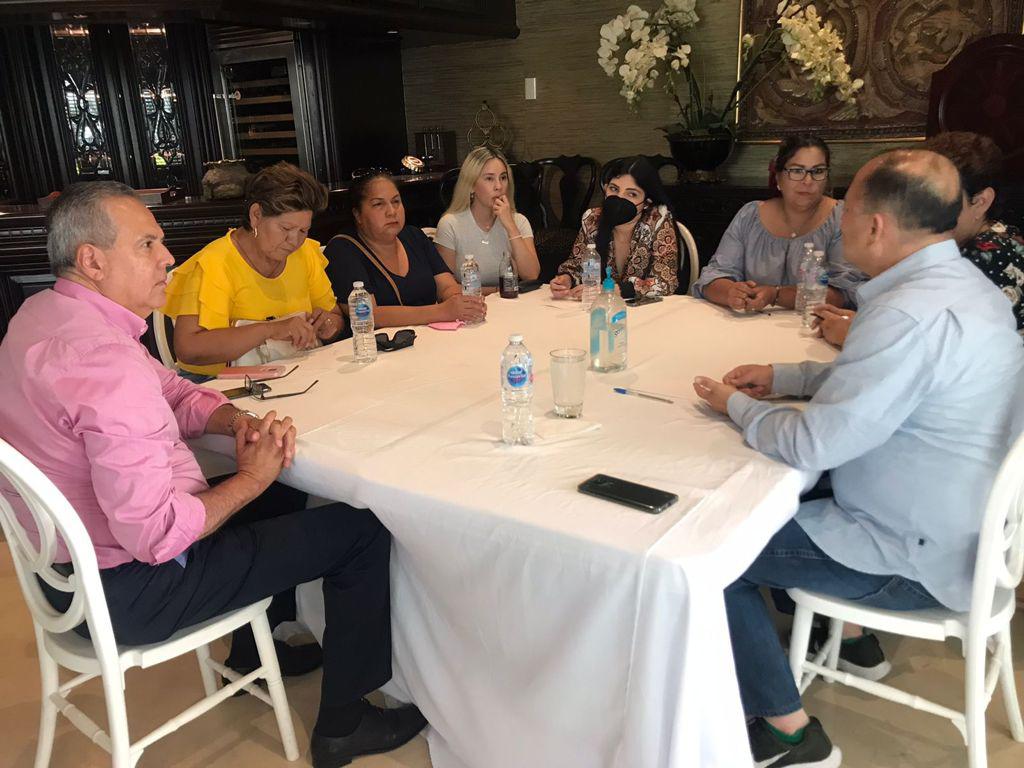 $!Vargas Landeros inicia reuniones de trabajo como Alcalde electo de Ahome atendiendo a familiares de desaparecidos