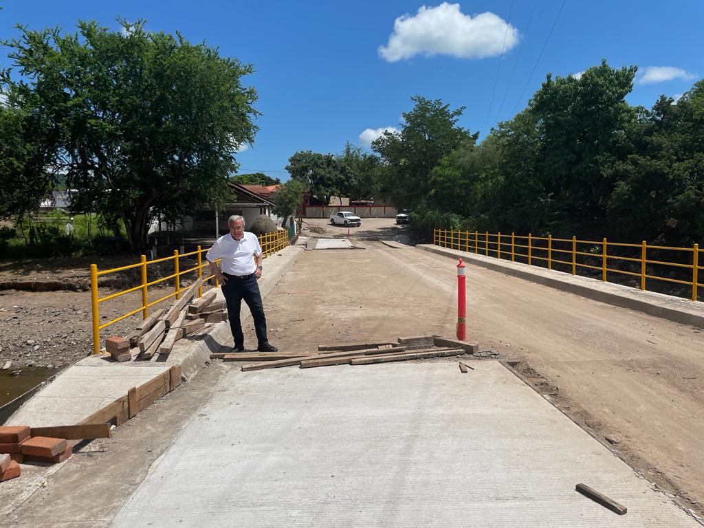 $!Supervisa Rocha Moya construcción de puente en La Apoma, Badiraguato