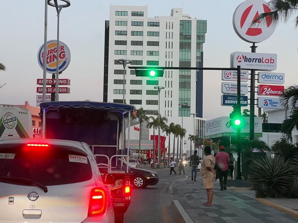 $!Sufre Mazatlán caos vial por desfile navideño; tome precauciones