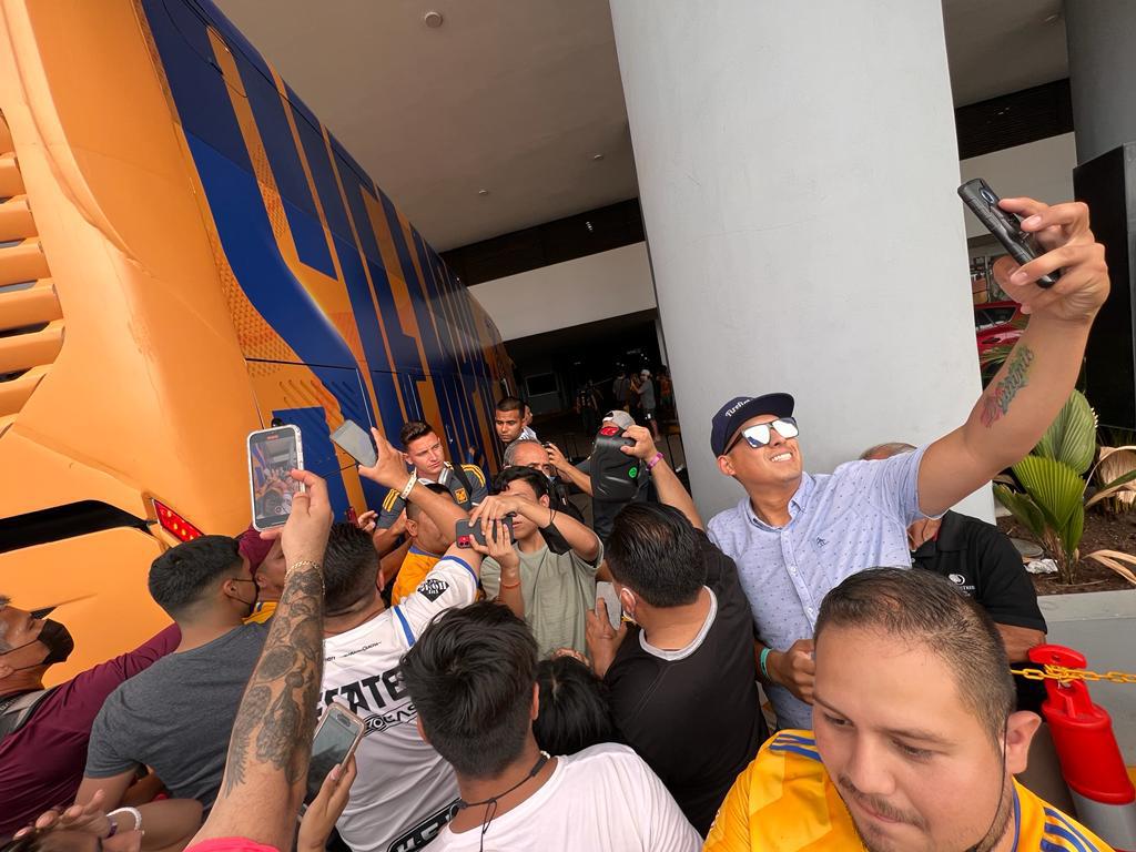 $!Gignac, Thauvin y Nahuel atienden a los aficionados de Tigres a su llegada a Mazatlán