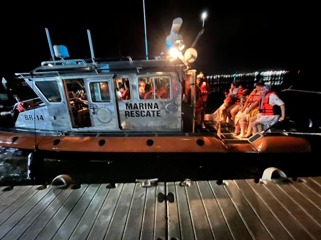 $!Marina y salvavidas de la SSPM rescatan a personas que viajaban en catamarán que quedó a la deriva en Mazatlán