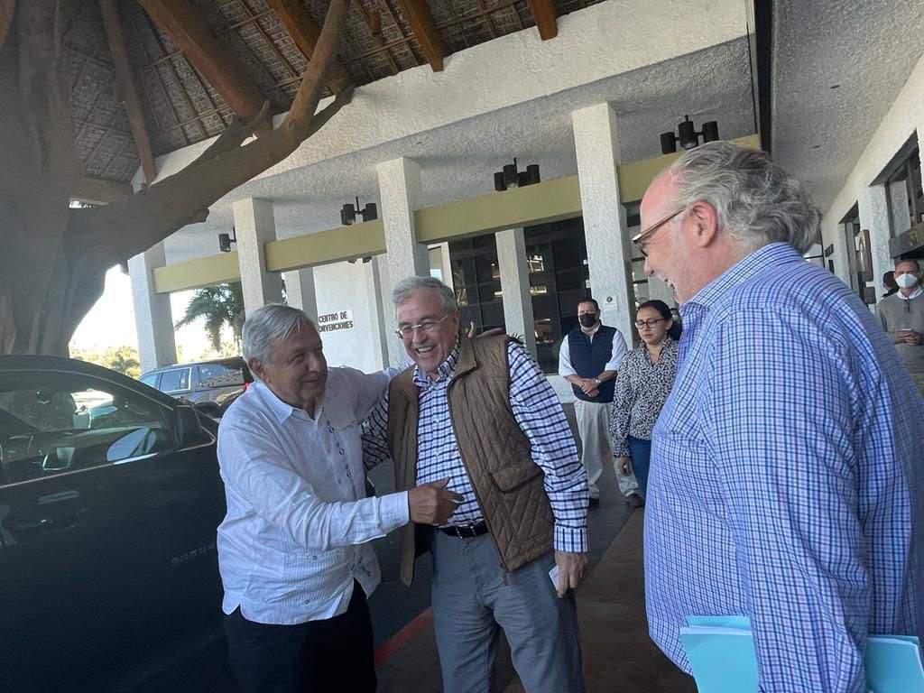 $!El Gobernador Rubén Rocha Moya y el empresario hotelero Carlos Berdegué reciben en el Hotel El Cid al Presidente Andrés Manuel López Obrador.