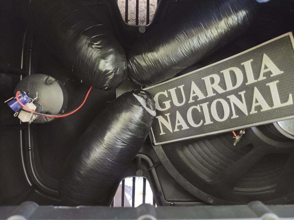 $!Equipo canino de la Guardia Nacional asegura crystal en bocina y carpeta en Culiacán