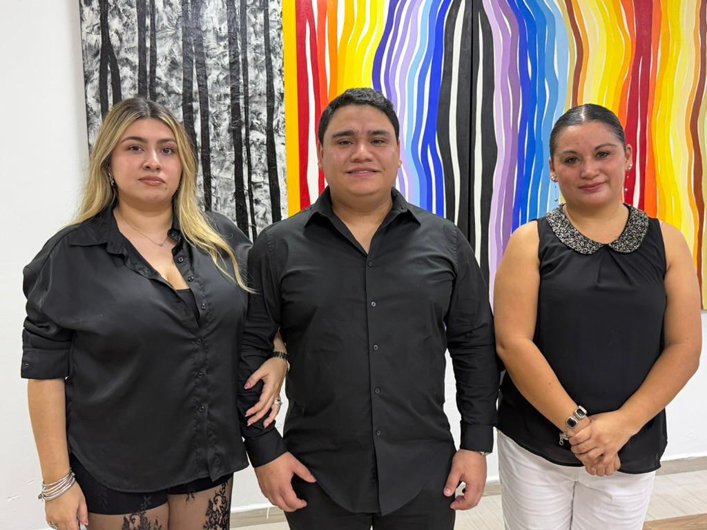 $!Ángel Solorza Valdés , acompañado de su esposa Naomi Gómez y Adriana Campos.