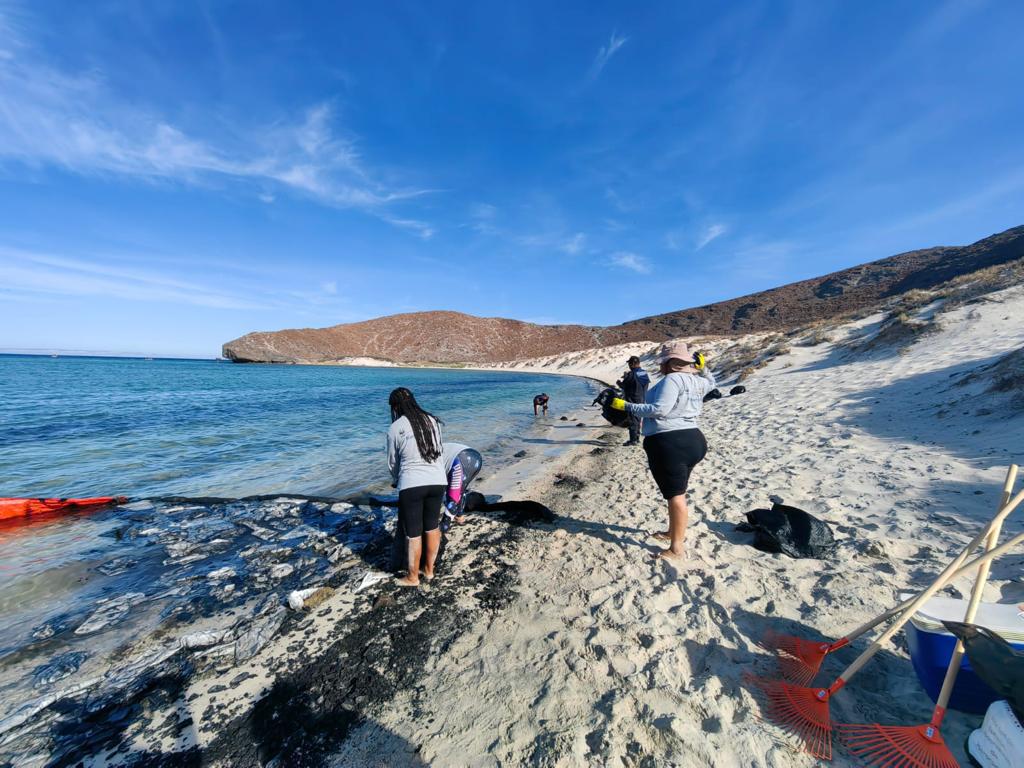 $!Yate se incendia en playa Balandra, una de las más bonitas de México, y provoca contingencia ambiental