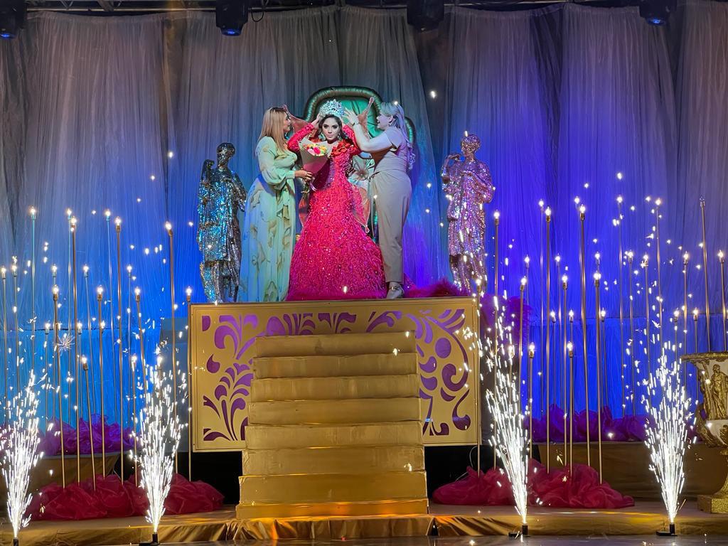 $!Claudia Liliana Valdez Aguilar, Presidenta Municipal de Rosario y Verónica Dueñas Beltrán, subieron al trono y colocaron la corona a Cristina I.