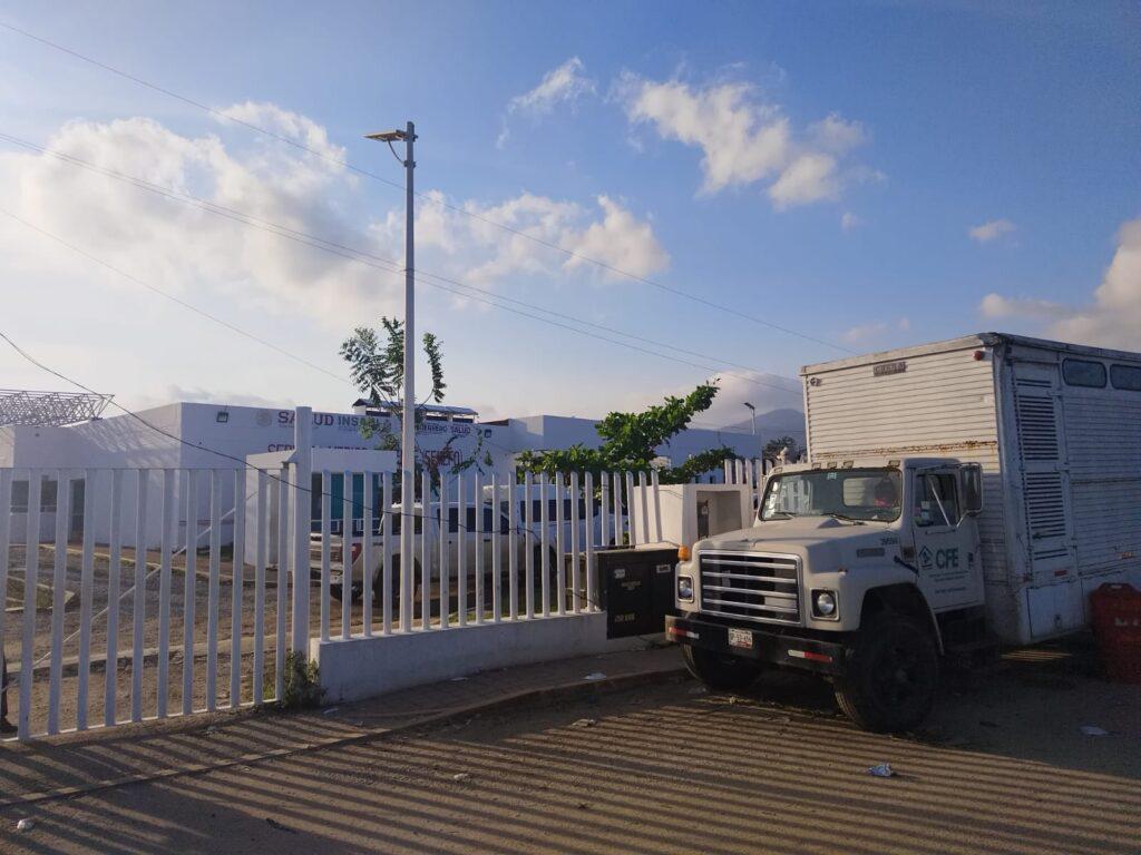 $!Aspectos desde afuera del Semefo, en Acapulco, donde una planta de energía eléctrica funciona desde el jueves.