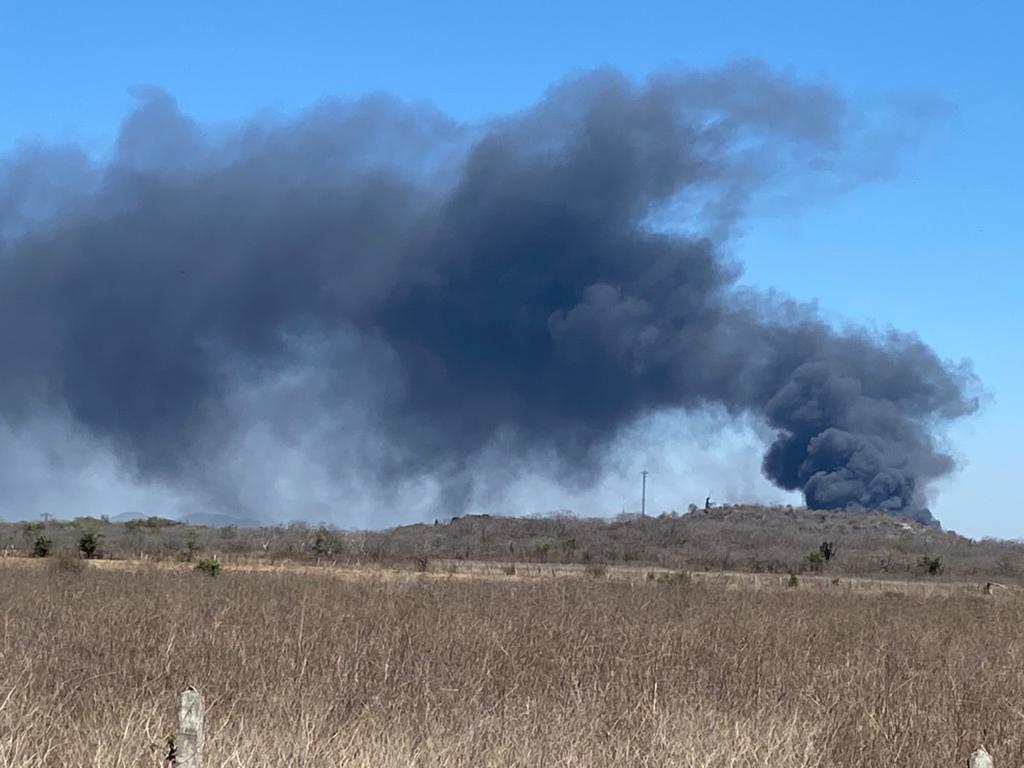 $!Se registra incendio en empresa de asfaltos, al sur de Mazatlán
