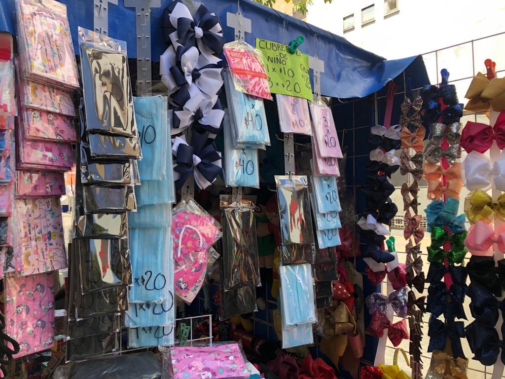 $!En Culiacán, baja la venta de cubrebocas, caretas y desinfectantes por semáforo epidemiológico verde en la entidad