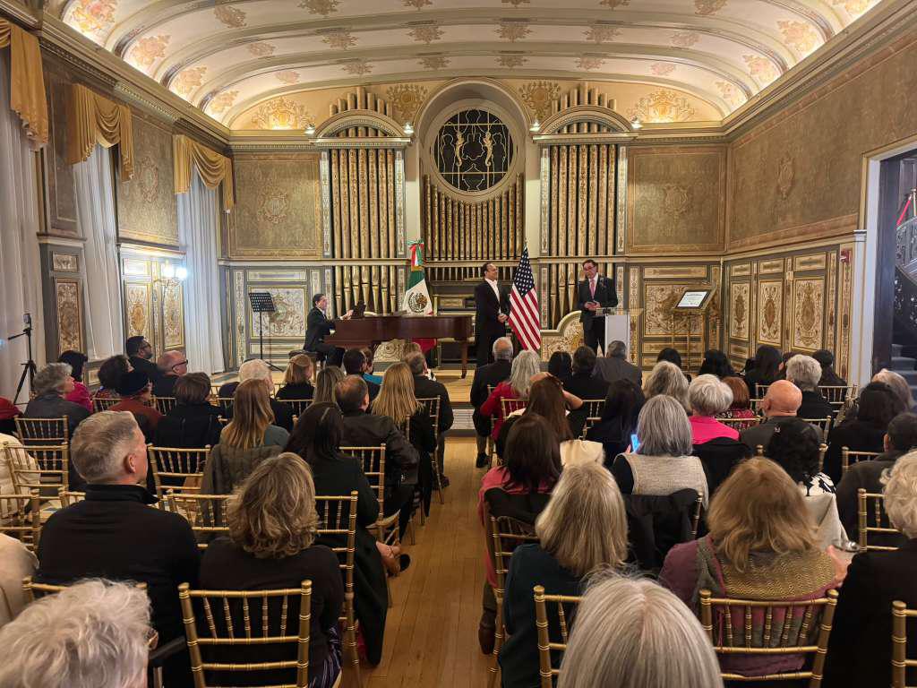 $!Francisco González Cos, presidente del Consejo de Nueva Vida presentó a los artistas.