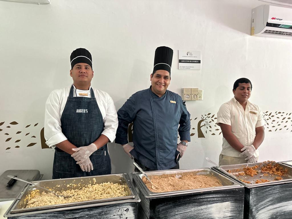 $!Los chefs del Restaruante Angelo’s fueron los encargados de elaborar los alimentos para los abuelitos.