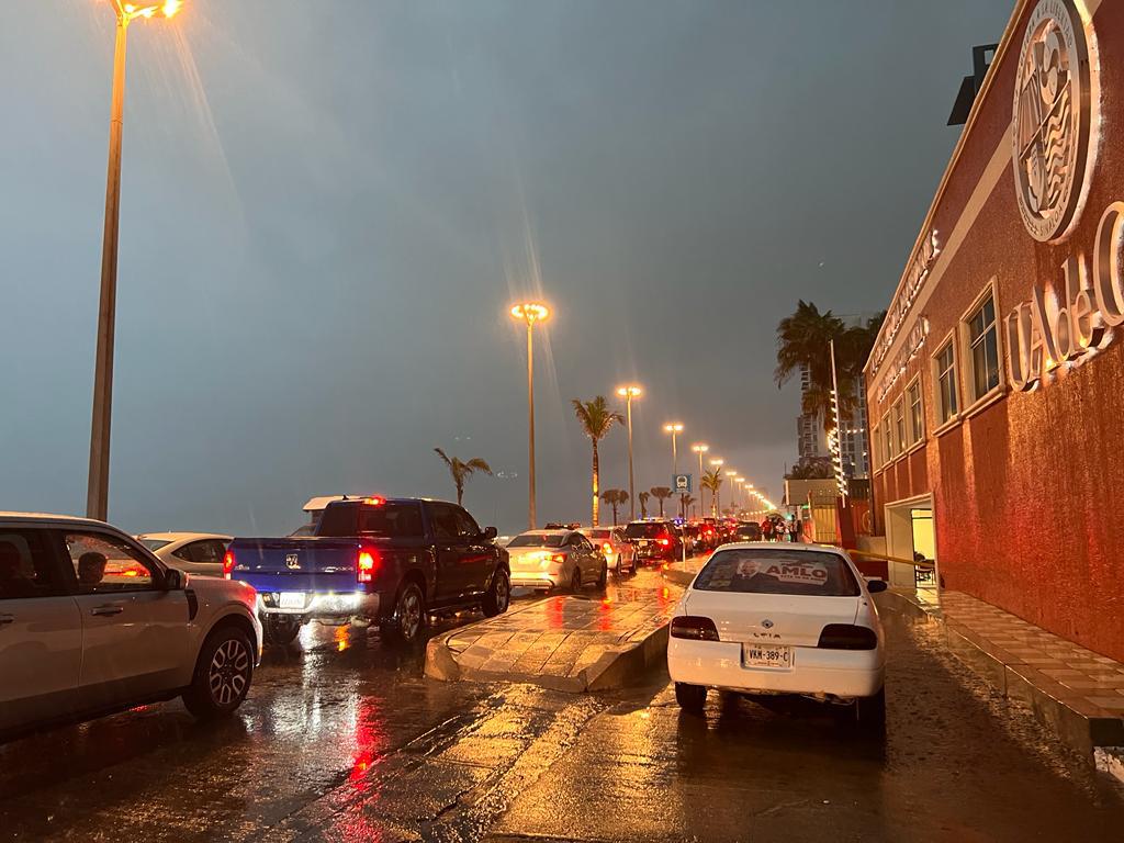 $!Toma en ‘hora pico’ lluvia a mazatlecos y a turistas