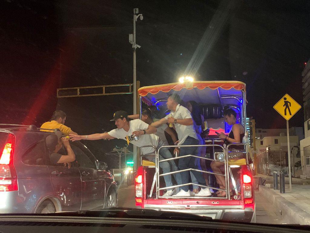$!Se ‘olvidan’ de la pandemia en el malecón, antros y transporte público de Mazatlán