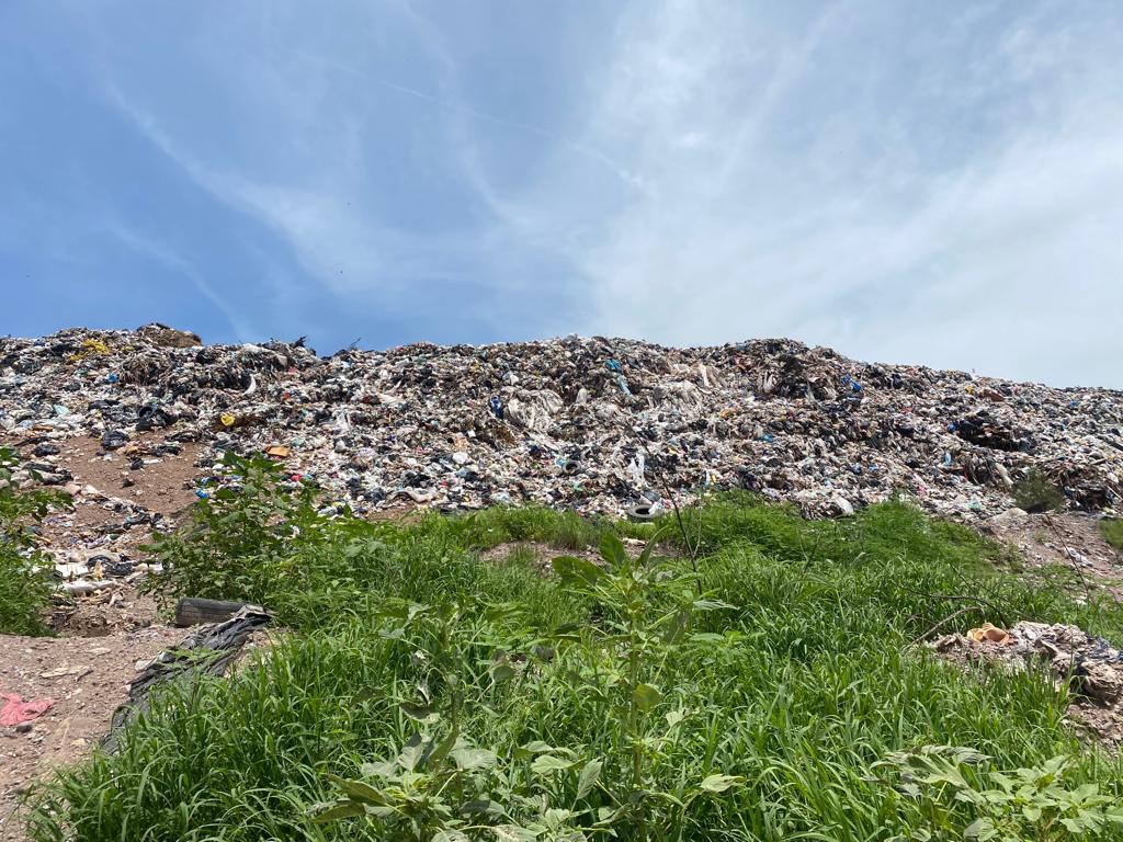 $!Ganamos poco, por eso la mayoría vestimos y calzamos de la basura, dice Esmeralda