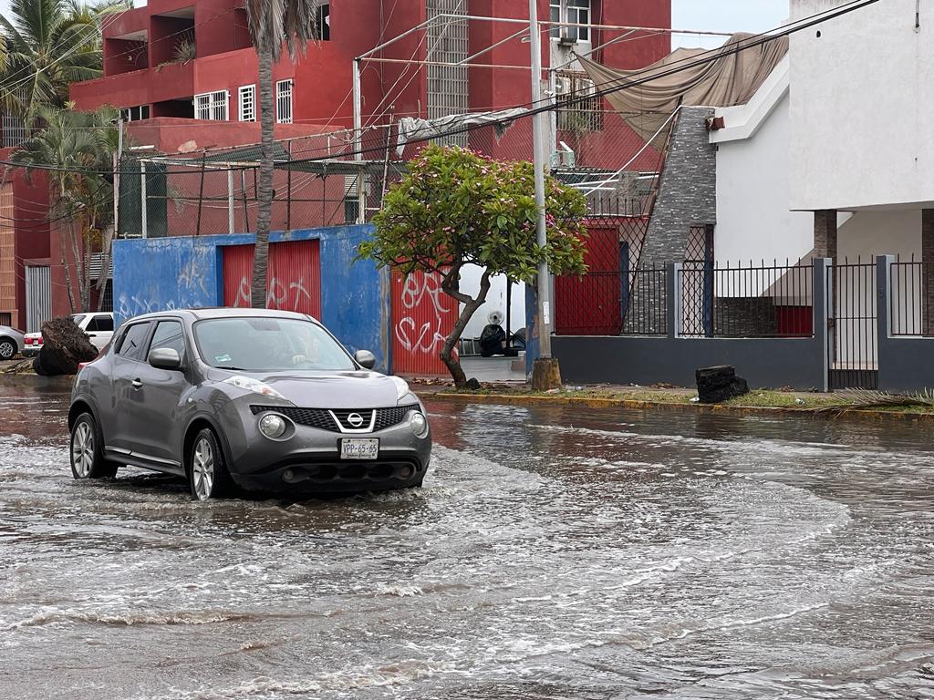 $!Lluvia somete a vialidades en Mazatlán