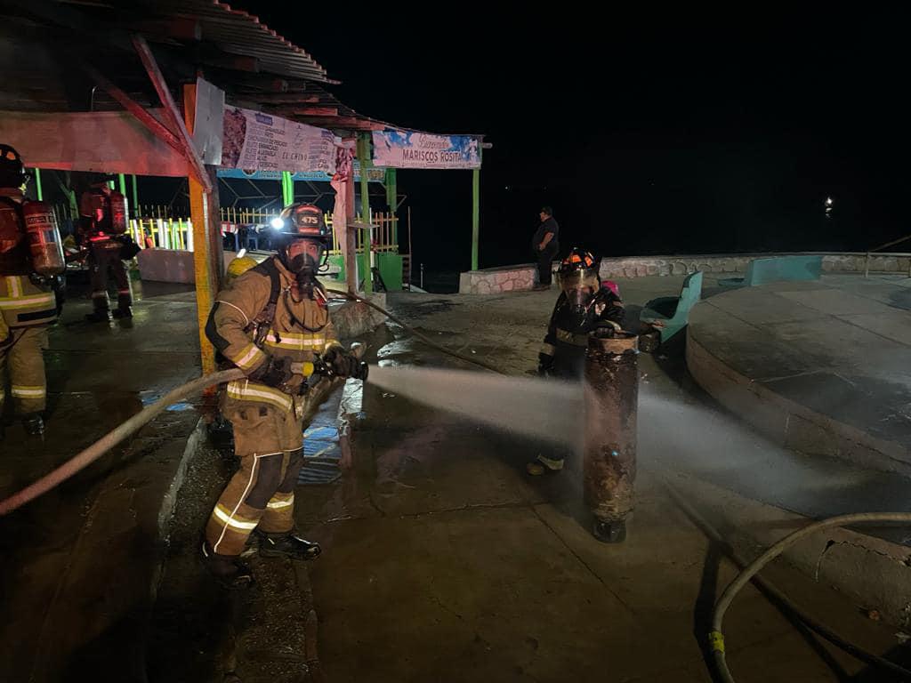 $!Vive Mazatlán otra jornada de incendios que dejan cuantiosos daños materiales