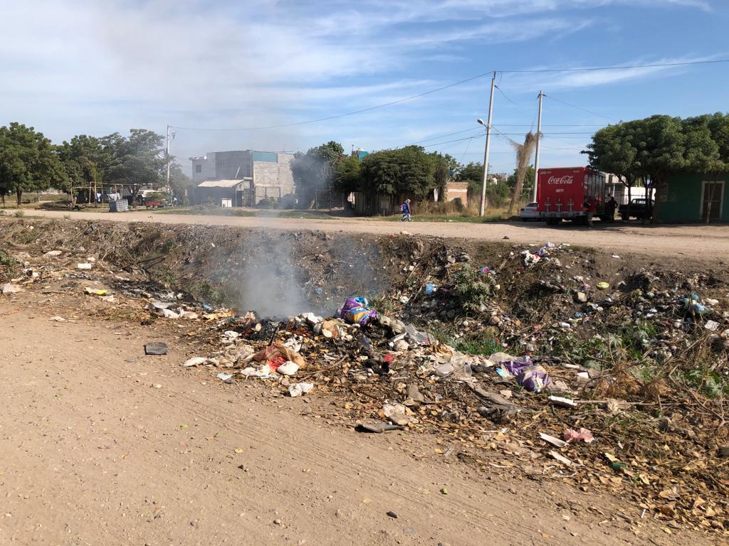 $!Fallan los servicios públicos en Villa Juárez, Navolato; cuando no es el agua potable, es el alumbrado o la recolección de basura, acusan ciudadanos